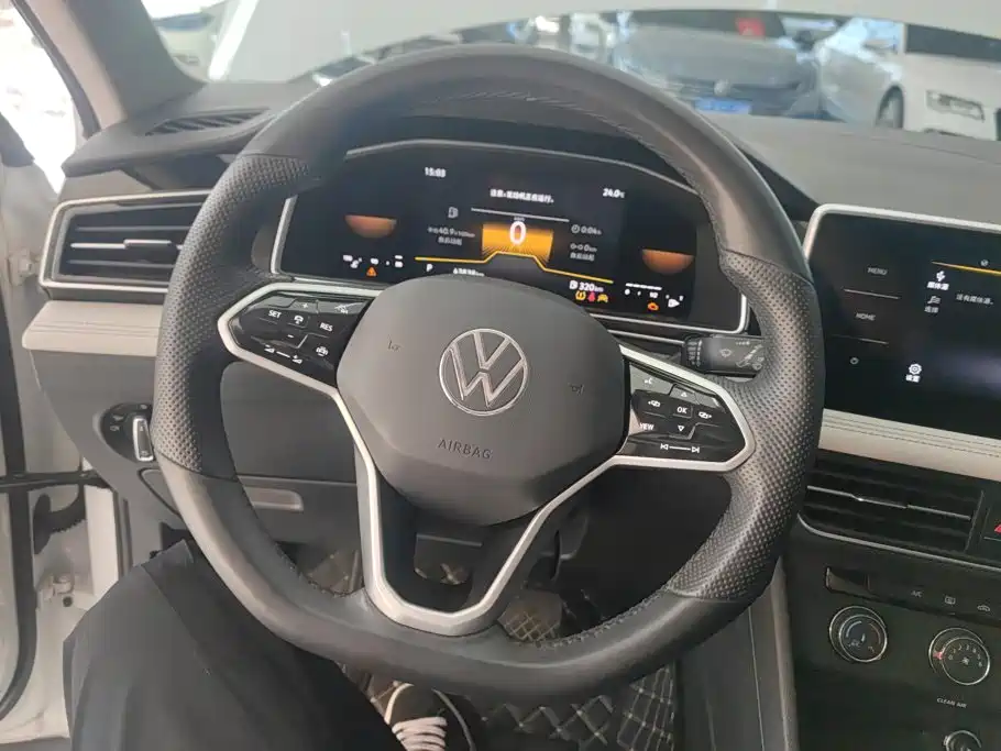 Volkswagen Tiguan L — фото 15