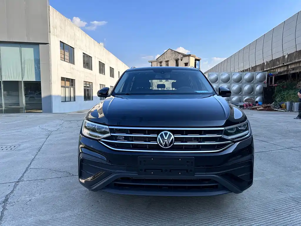Volkswagen Tiguan L — фото 2