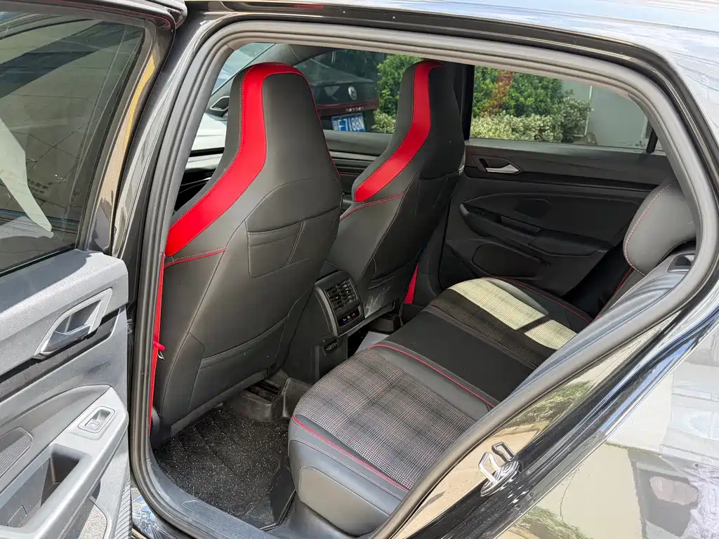 Volkswagen Golf GTI — фото 11