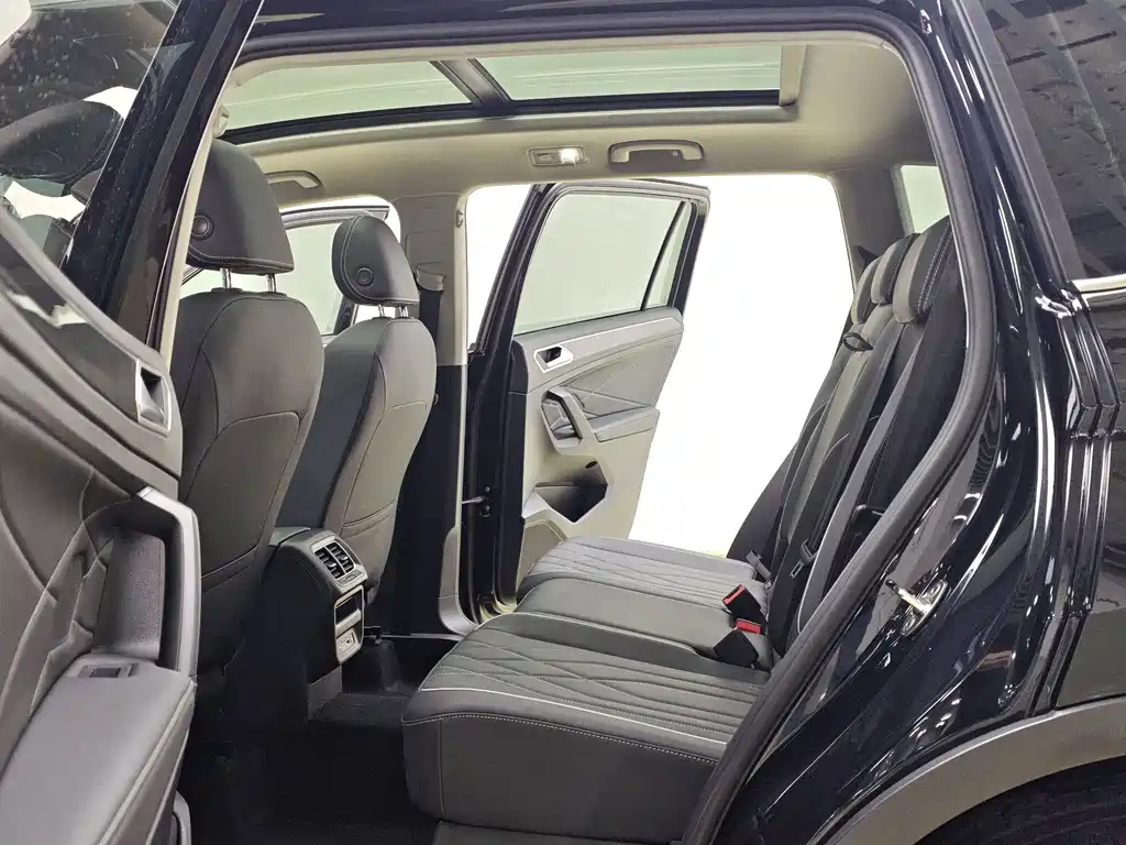 Volkswagen Tiguan L — фото 10