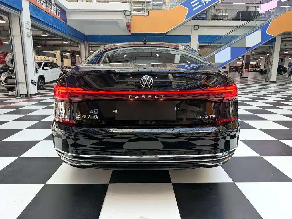 Volkswagen Passat — фото 19