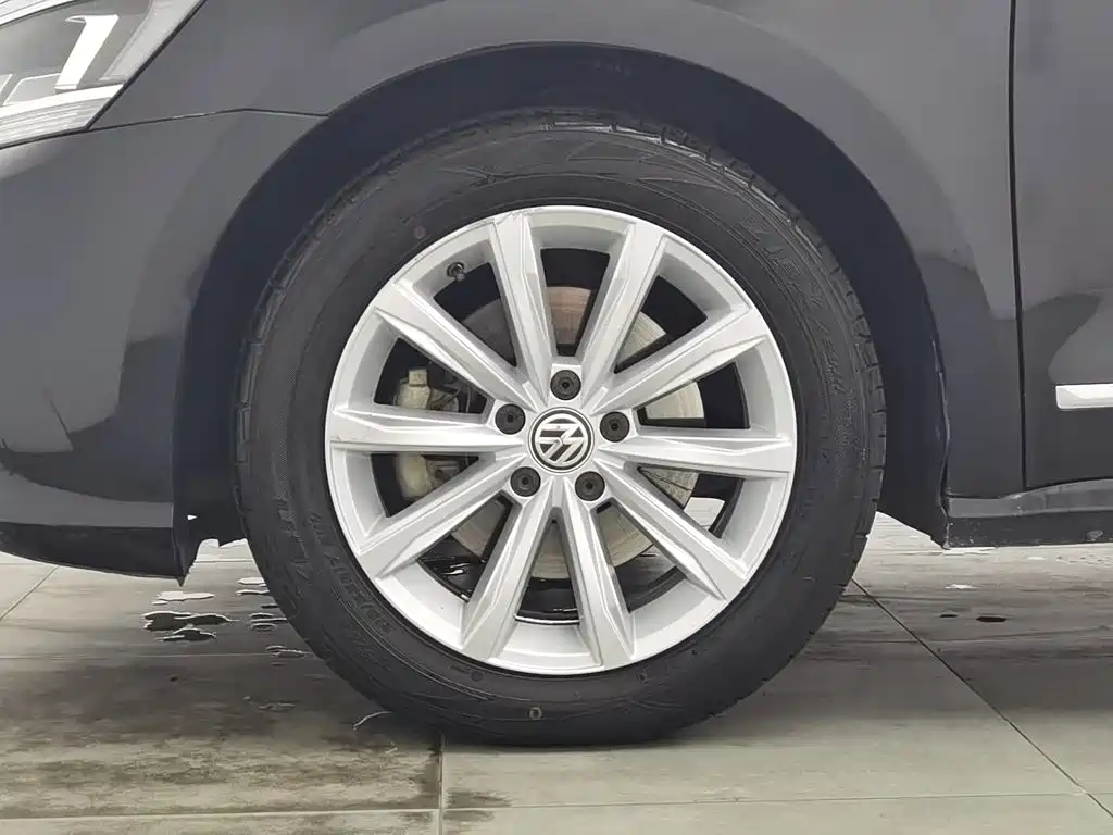 Volkswagen Passat — фото 17