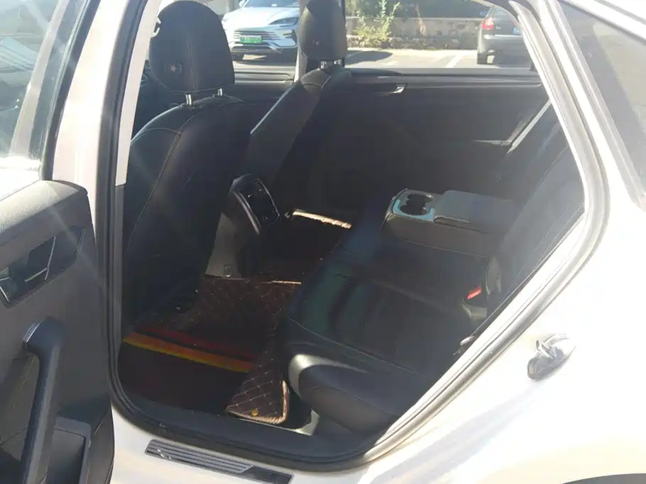 Volkswagen Passat — фото 11