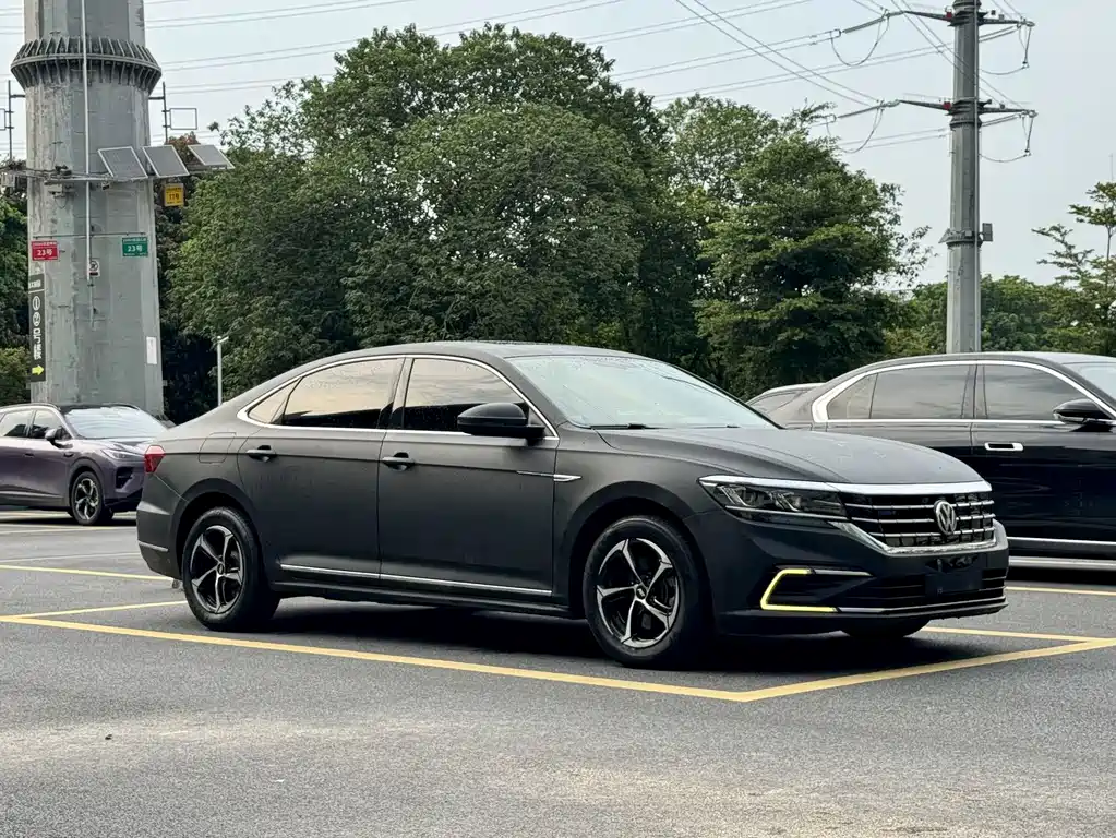 Volkswagen Passat PHEV — фото 4