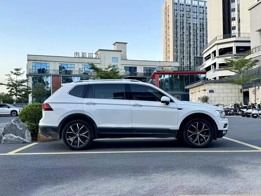 Volkswagen Tiguan L — фото 5
