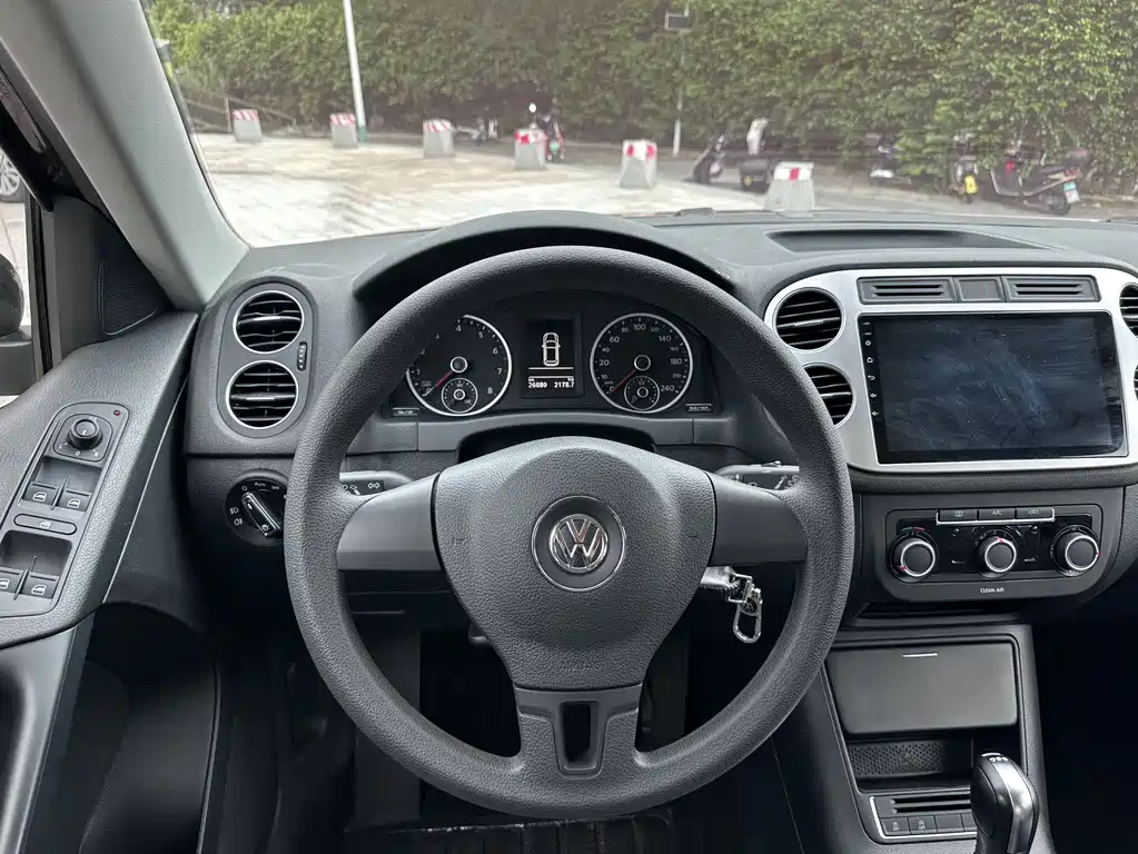 Volkswagen Tiguan — фото 14
