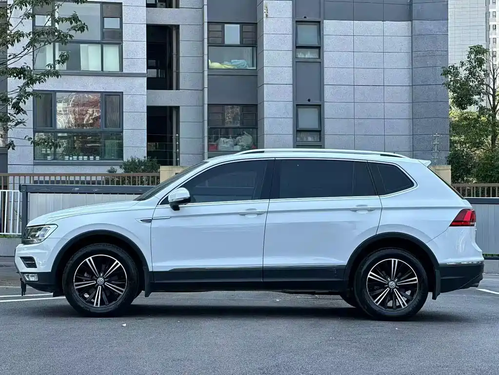 Volkswagen Tiguan L — фото 8