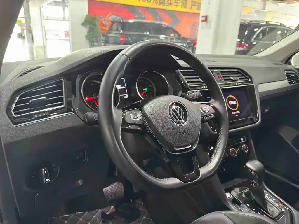 Volkswagen Tiguan L — фото 11
