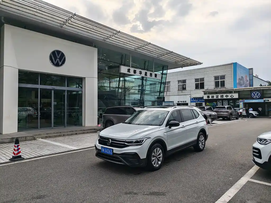 Volkswagen Tiguan L — фото 9