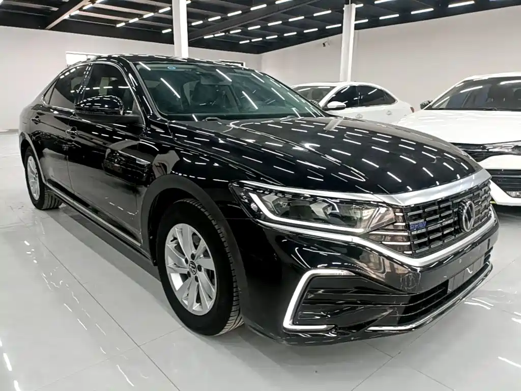 Volkswagen Passat PHEV — фото 4