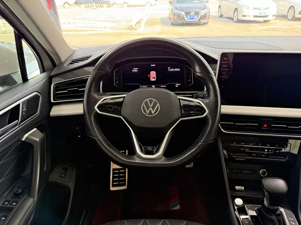 Volkswagen Tiguan L — фото 8