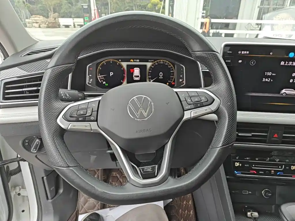 Volkswagen Tiguan L — фото 11