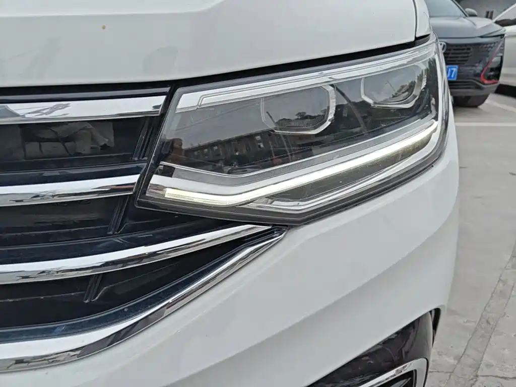 Volkswagen Tiguan L — фото 24