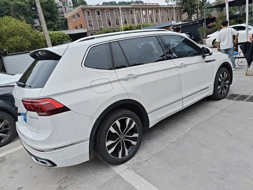 Volkswagen Tiguan L — фото 7