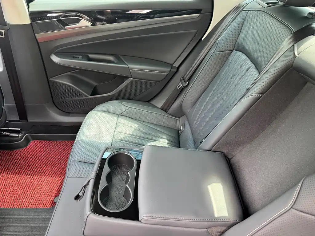 Volkswagen Passat — фото 13