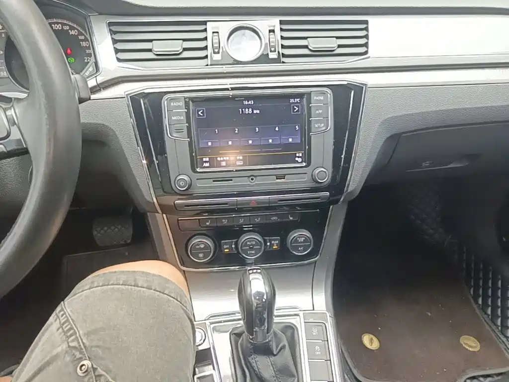Volkswagen Passat — фото 13