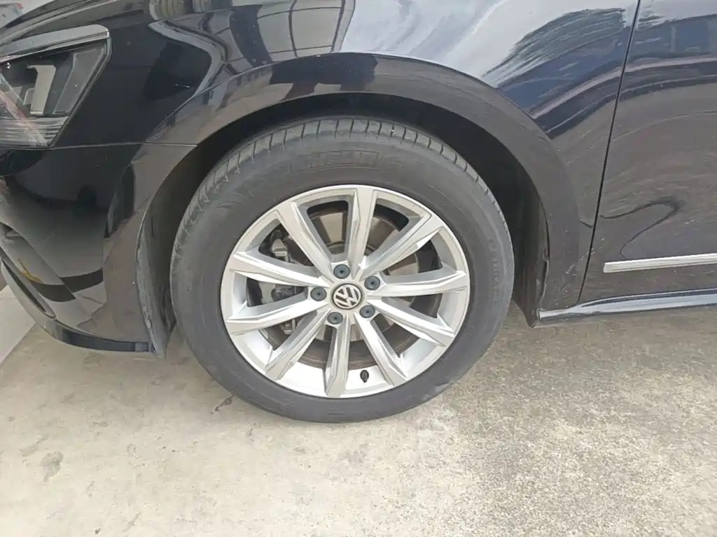 Volkswagen Passat — фото 23