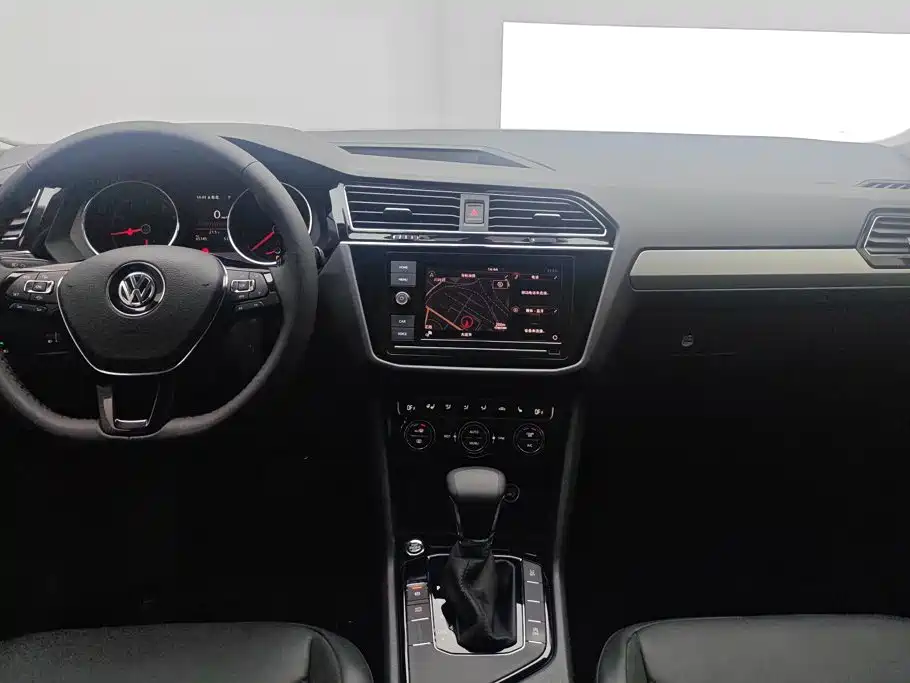 Volkswagen Tiguan L — фото 13