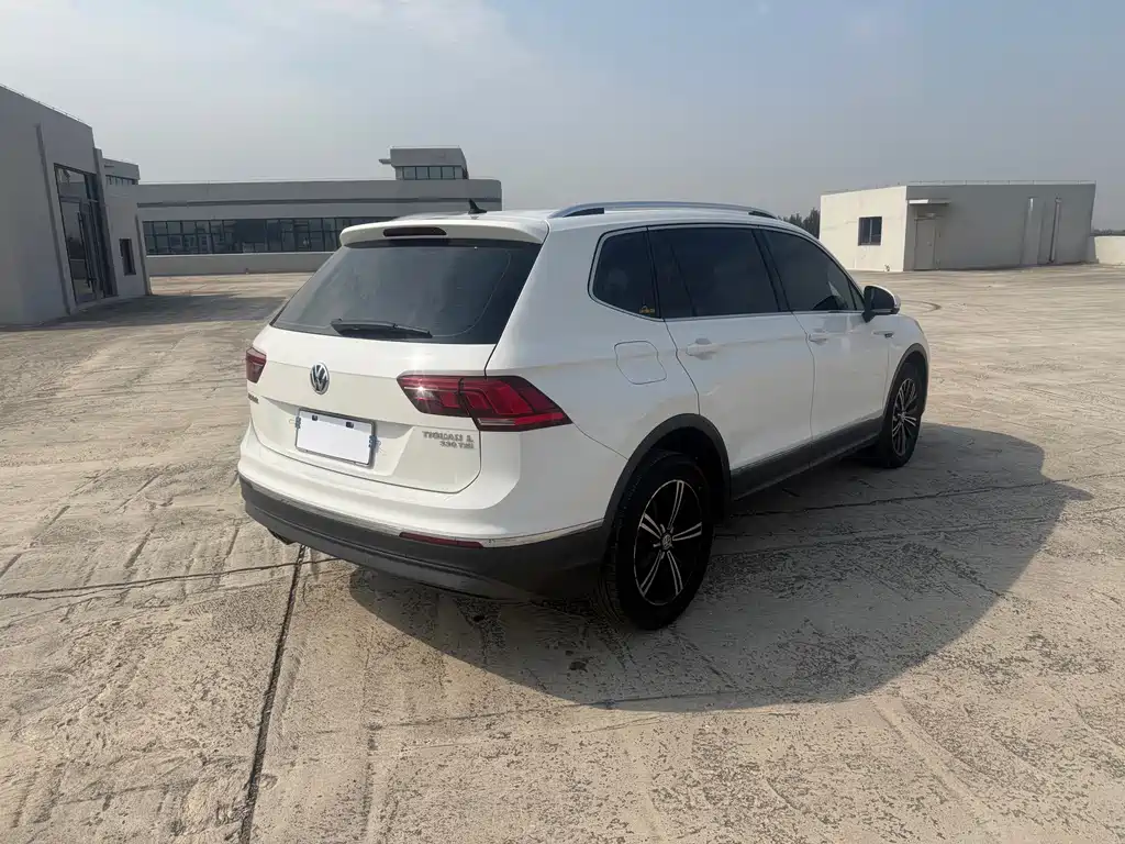 Volkswagen Tiguan L — фото 7