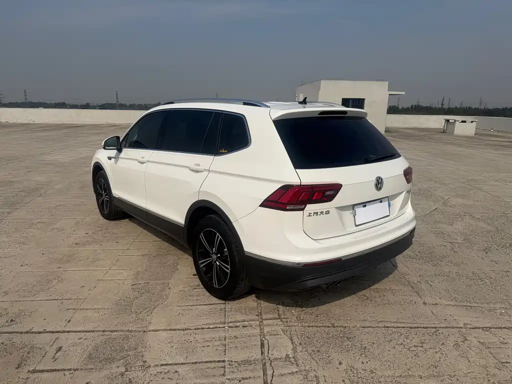 Volkswagen Tiguan L — фото 9