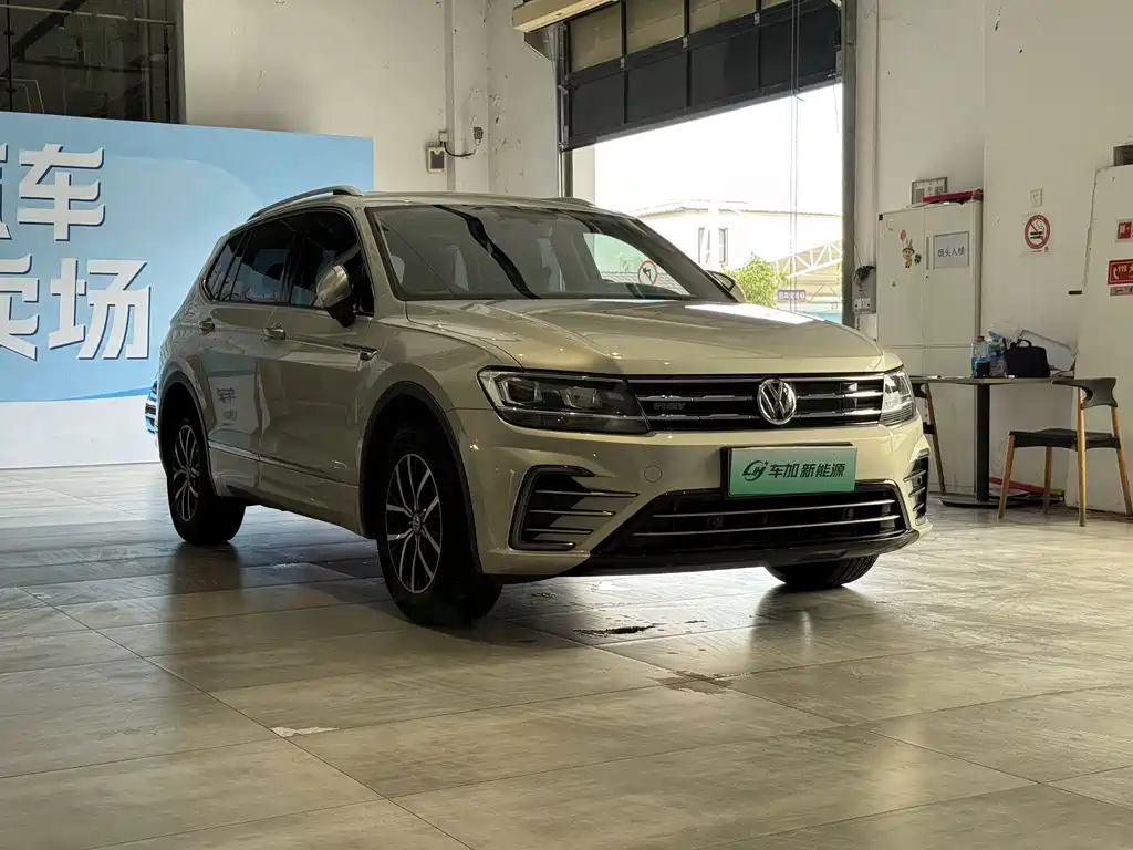 Volkswagen Tiguan L PHEV — фото 3