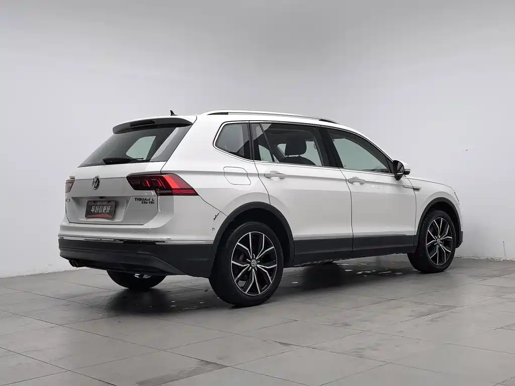 Volkswagen Tiguan L — фото 2
