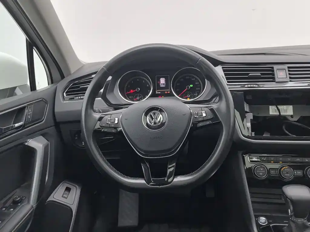 Volkswagen Tiguan L — фото 11