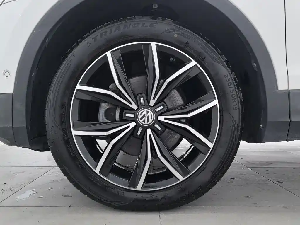 Volkswagen Tiguan L — фото 17