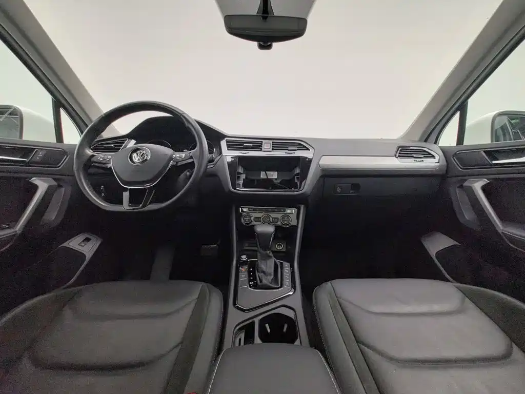 Volkswagen Tiguan L — фото 5