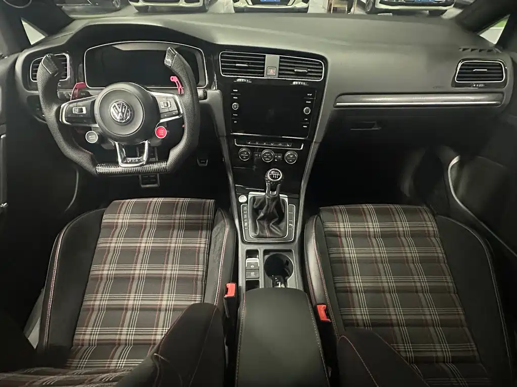 Volkswagen Golf GTI — фото 5