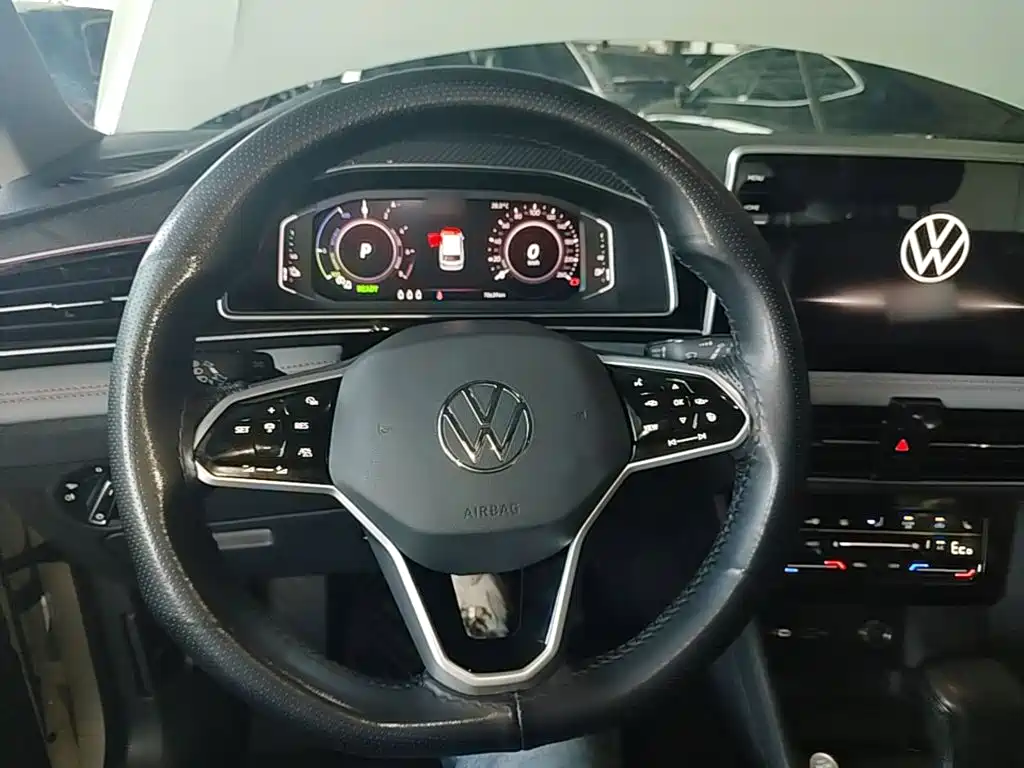 Volkswagen Tiguan L PHEV — фото 11