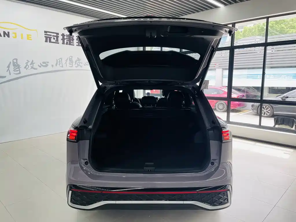 Volkswagen Tiguan L — фото 14