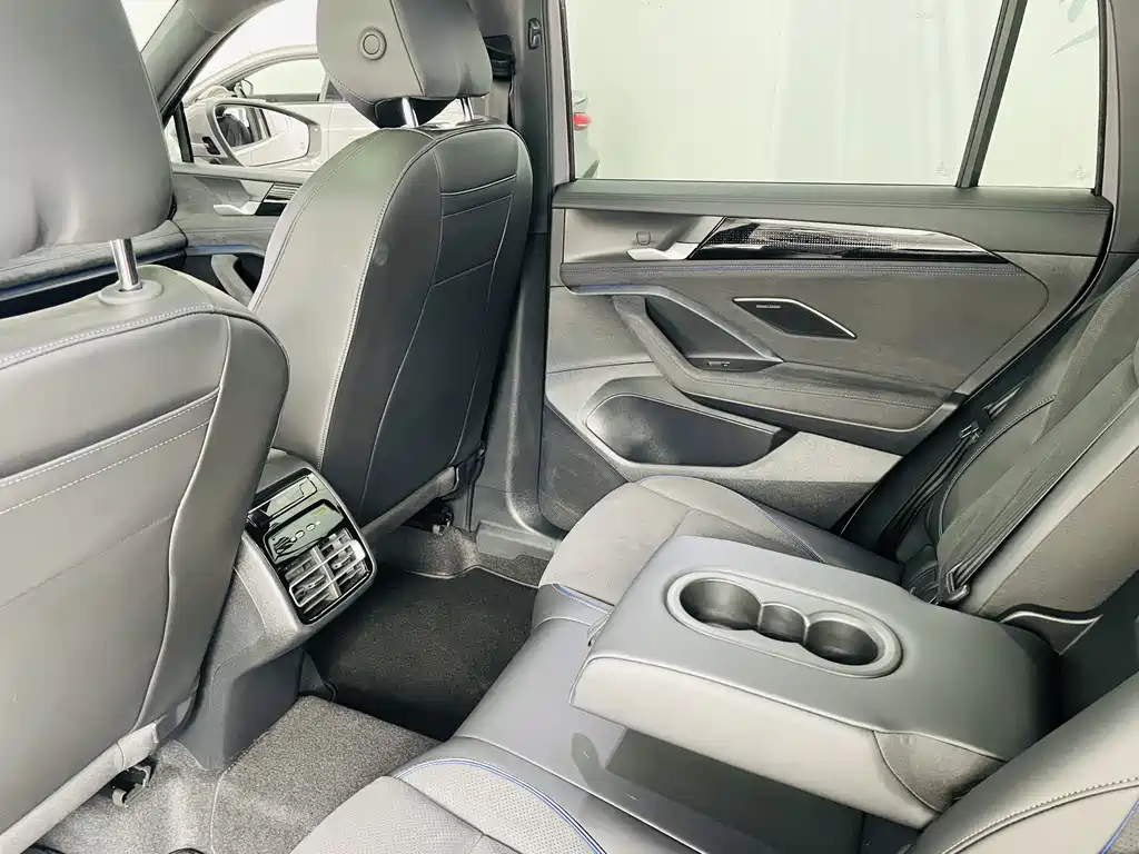 Volkswagen Tiguan L — фото 10