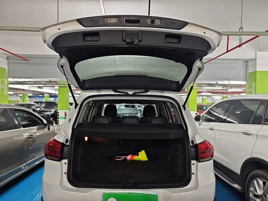 Volkswagen Tiguan — фото 19