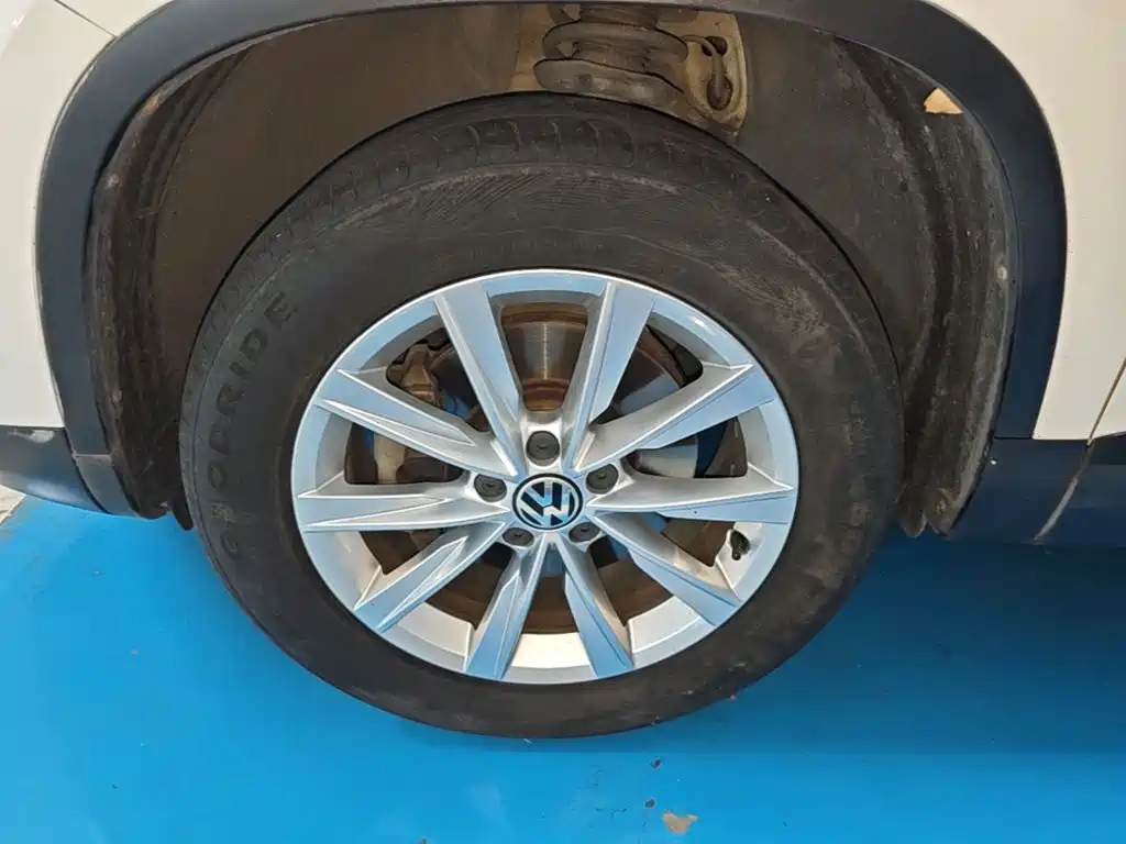 Volkswagen Tiguan — фото 23