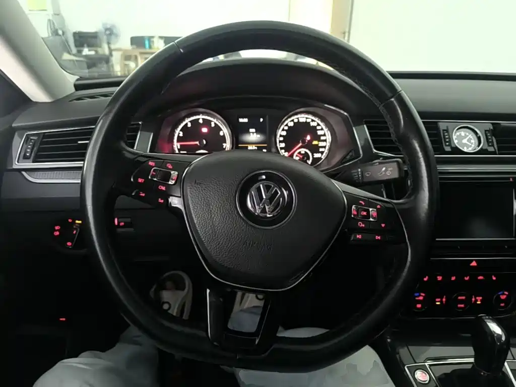 Volkswagen Passat — фото 11