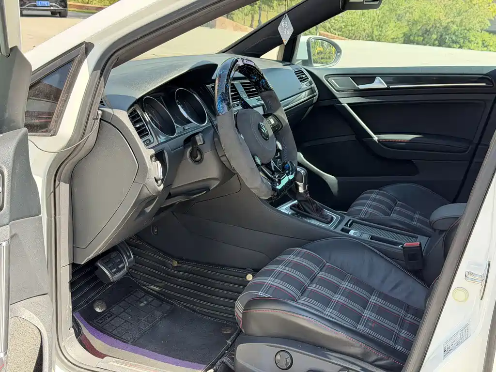 Volkswagen Golf GTI — фото 11