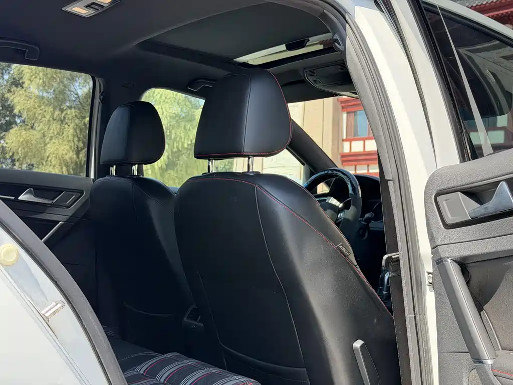 Volkswagen Golf GTI — фото 13
