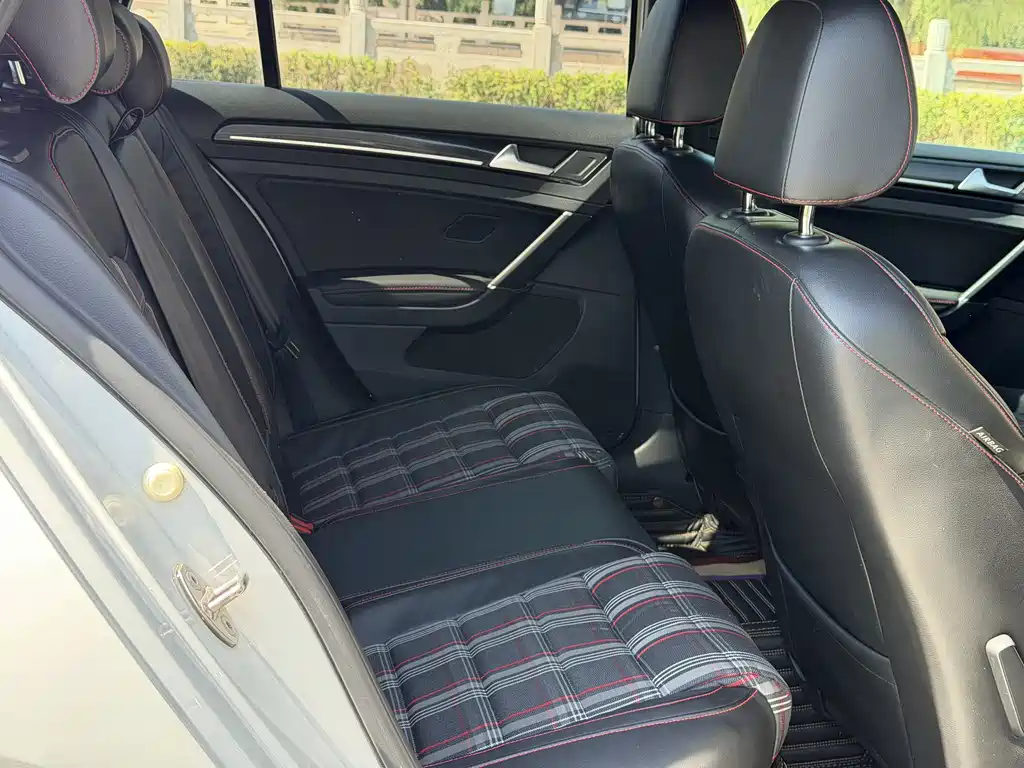 Volkswagen Golf GTI — фото 14