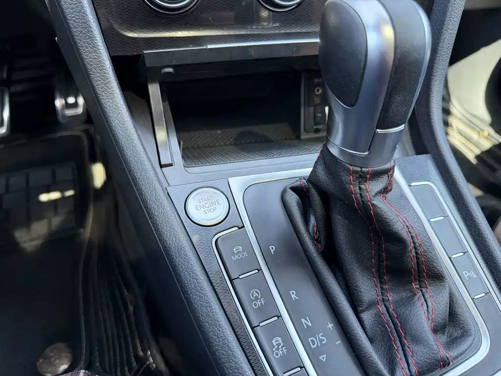 Volkswagen Golf GTI — фото 17