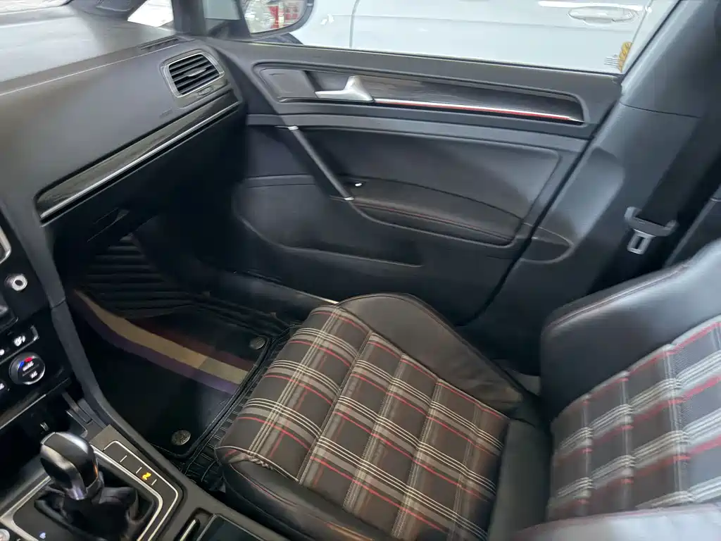 Volkswagen Golf GTI — фото 23