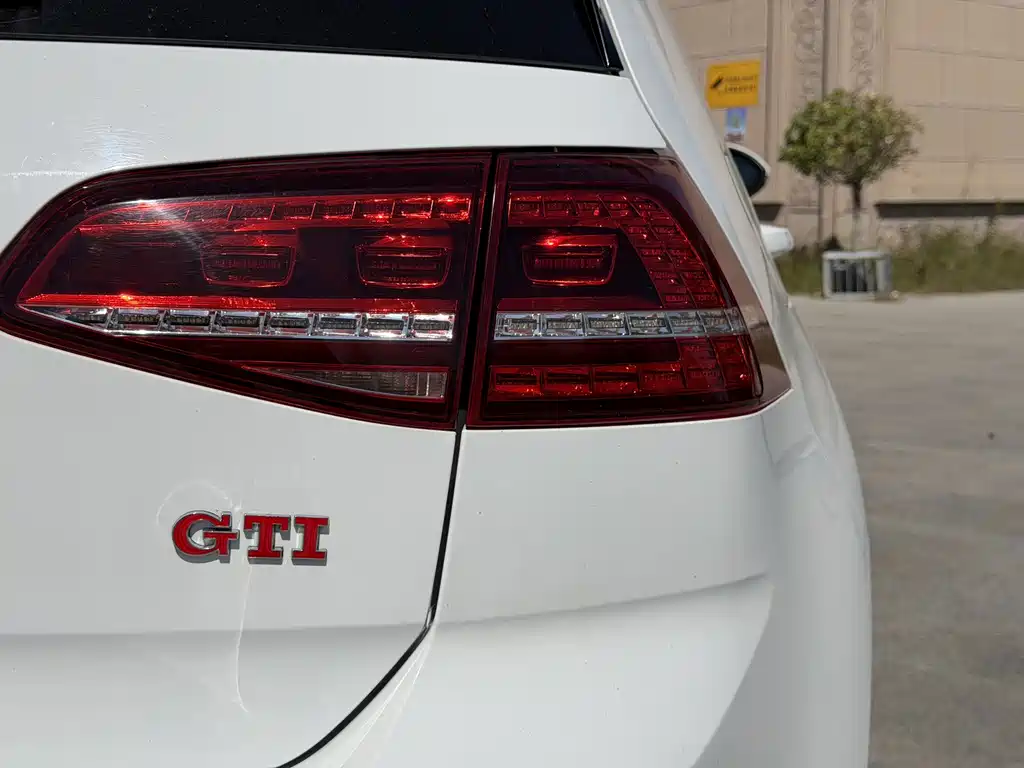 Volkswagen Golf GTI — фото 10