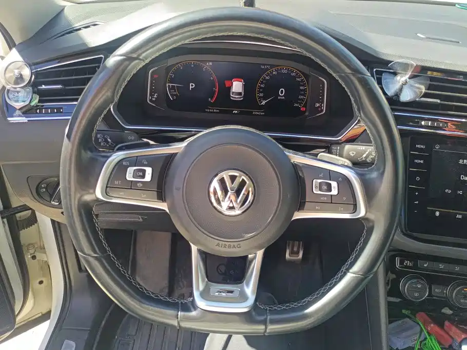 Volkswagen Tiguan L — фото 15