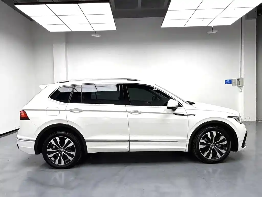 Volkswagen Tiguan L — фото 2