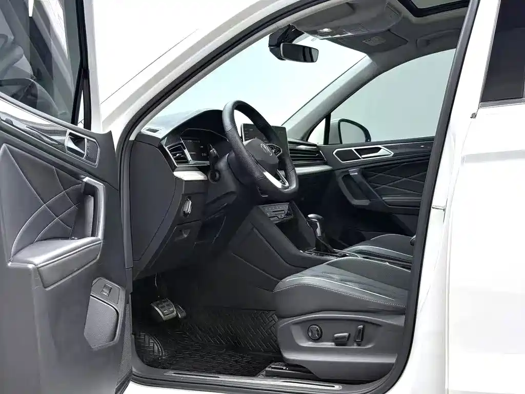 Volkswagen Tiguan L — фото 5