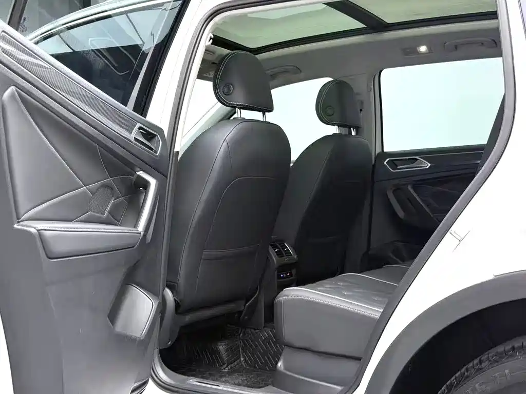 Volkswagen Tiguan L — фото 7
