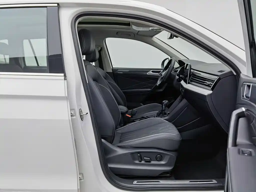 Volkswagen Tiguan L — фото 23