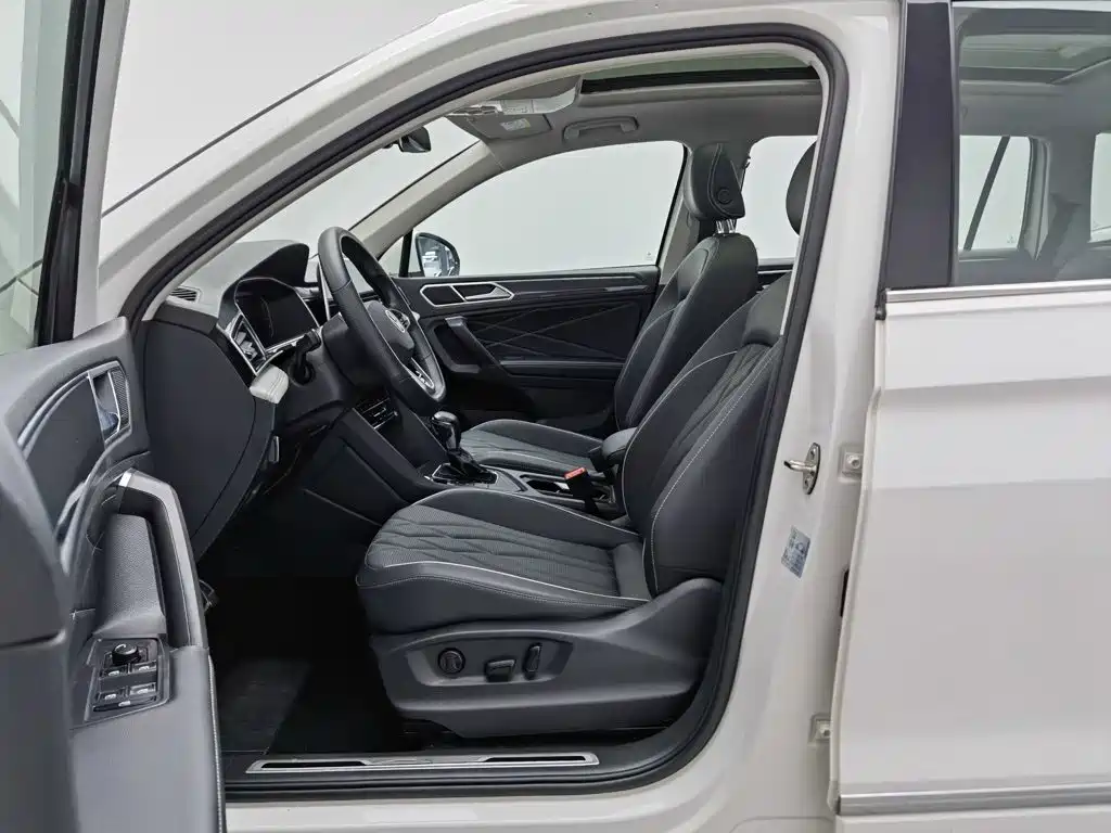 Volkswagen Tiguan L — фото 10