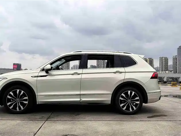 Volkswagen Tiguan L — фото 2