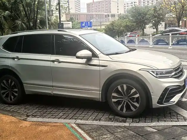 Volkswagen Tiguan L — фото 8